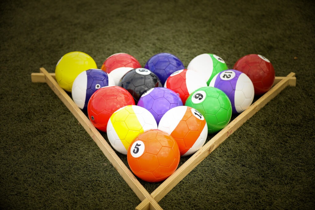 Balldreieck mit Bällen in der Ballbande