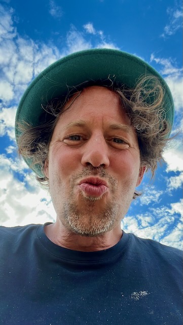 Anton von der Ballbande küsst in die Kamera