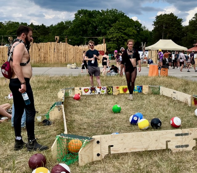 queere Festivalteilnehmer haben Spass mit der Ballbande