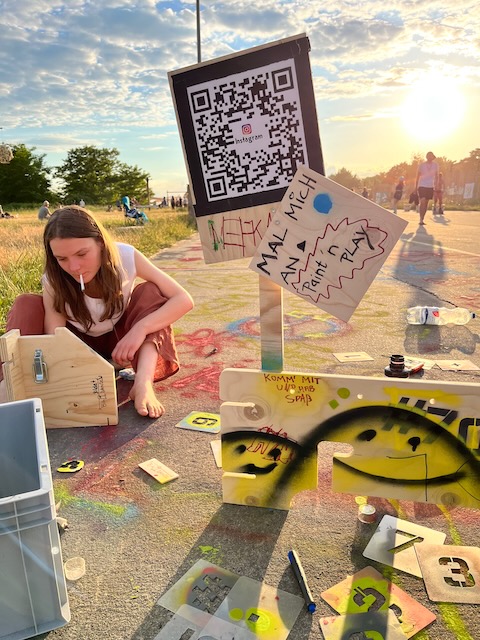 Eine Festivalteilnehmerin gestaltet einen Teil der Ballbande auf dem Wurzelfestival.